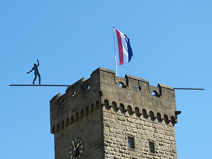 Heilbronn, Torre, silhouette, cielo, figura, uomo, corpo, equilibrio, artista, bandiera, soffio, storicamente, patriottismo, blu, Inquadratura dal basso, governo, politica, architettura, cielo sereno, struttura costruita, esterno dell'edificio, natura, giorno, movimento, all'aperto, costruzione, storia, persone, mezz'aria, il passato, 4K, CC0, dominio pubblico, privo di copyright