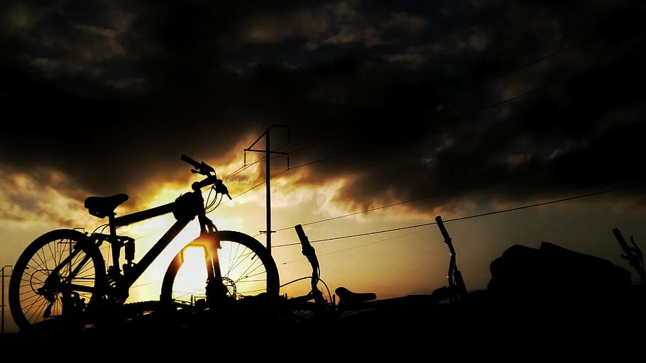 Getriebe, Linie, dunkel, Wolken, Himmel, Sonnenuntergang, Sonnenaufgang, Berg, Fahrrad, wolke - himmel, Silhouette, Transport, Natur, Transportmittel, Sturm, draußen, Dämmerung, Dramatischer Himmel, keine Leute, Sturmwolke, bedeckt, Flachwinkelansicht, Nacht-, die Architektur, 5K