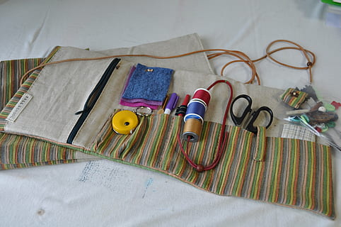kit da cucito, li costruiti a metà, forbici, in casa, natura morta, nessuno, vista dall'alto, tessile, letto, variazione, scelta, filo, multicolore, strumento di lavoro, mobilia, bobina, gruppo di oggetti, preparazione, avvicinamento, attrezzatura, tavolo, 4K, CC0, dominio pubblico, privo di copyright