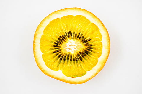 frugt, orange, kiwi, junction, citrus frugt, tværsnit, skive, sund kost, mad og drikke, mad, friskhed, halveret, tæt på, studio skud, velvære, enkelt objekt, skåret ud, cirkel, indendørs, ingen mennesker, geometrisk form, frø, direkte over, sund livsstil, moden, naturlig tilstand, 2K, CC0, offentligt domæne, royaltyfrie