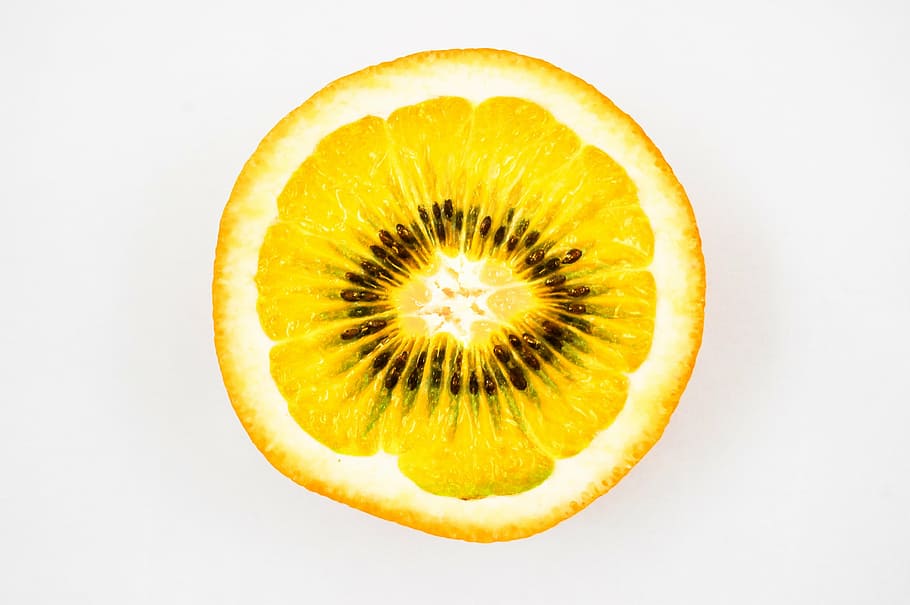 frugt, orange, kiwi, junction, citrus frugt, tværsnit, skive, sund kost, mad og drikke, mad, friskhed, halveret, tæt på, studio skud, velvære, enkelt objekt, skåret ud, cirkel, indendørs, ingen mennesker, geometrisk form, frø, direkte over, sund livsstil, moden, naturlig tilstand, 2K