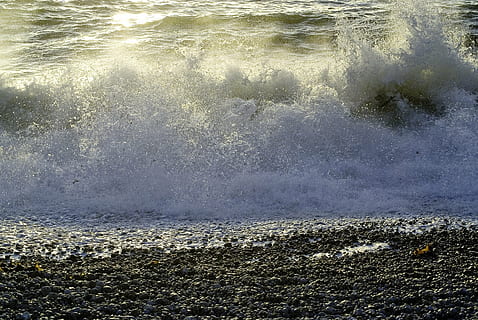Meere, Wellen, Dämmerung, Abend, Strand, Sonne, Entspannung, Urlaub, Ozean, sprühen, Wasser, Spritzen, Surfen, Sonnenuntergang, Landschaft, Yachthafen, Bach, Sand, Salzwasser, Natur, Bewegung, Meer, Schönheit in der Natur, Tag, keine Leute, Welle, Land, plantschen, draußen, Sport, High Angle View, Kraft in der Natur, Wassersport, Szenen - Natur, Sonnenlicht, 4K, CC0, gemeinfrei, lizenzfrei