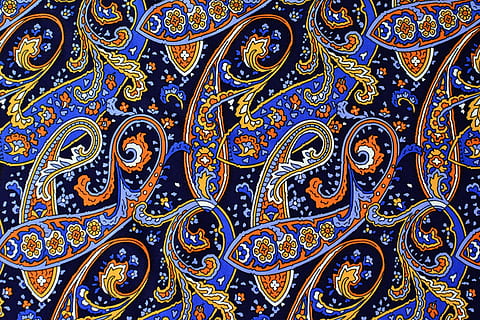 tèxtil estampat paisley, patró, color, disseny, textura, decoració, ornament, vintage, retro, forma, brillant, estil, art i artesania, blau, marc complet, multicolor, cap gent, fons, a l'interior, creativitat, ornamentat, artesania, primer pla, arquitectura, motiu floral, estructura construïda, rajola, religió, tèxtil, 4K, CC0, domini públic, lliure de regalies