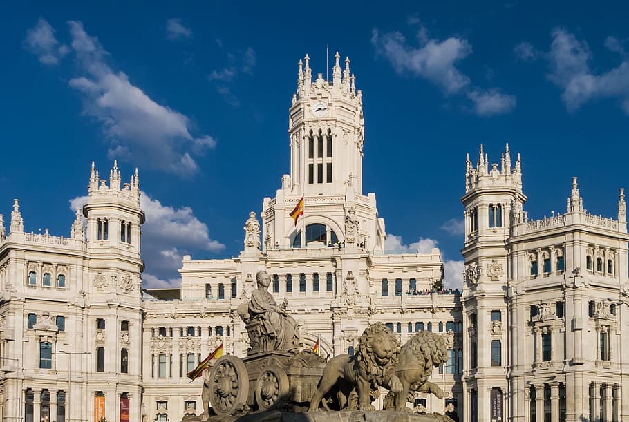 foto, scultura, davanti, bianca, castello, giorno, Castello bianco, tempo, Madrid, costruzione, architettura, sfondo, urbano, capitale, città, posto famoso, architettura ed edifici, esterno dell'edificio, struttura costruita, facciata, posizioni di viaggio, Europa, nuvola - cielo, cielo, destinazioni di viaggio, nessuno, natura, viaggio, statua, arte e artigianato, Inquadratura dal basso, il passato, storia, rappresentazione umana, rappresentazione, all'aperto, governo, 1080P