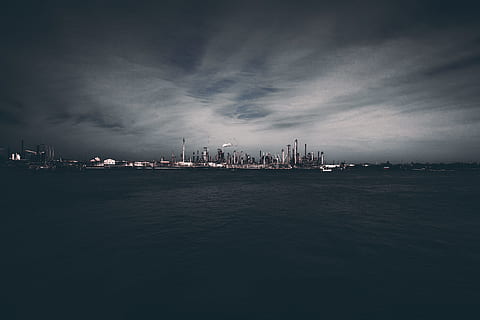 Hochhausstadt, grau, Himmel, Stadt, gesehen, Karosserie, Wasser, Raffinerie, Wolke, wolkig, bedeckt, Meer, Ozean, Hafen, Güterverkehr, Frachtcontainer, Transport, Industrieschiff, Nacht-, Versand, Industrie, Wasserfahrzeug, Containerschiff, kommerzielles Dock, Kran - Baumaschinen, wolke - himmel, keine Leute, draußen, Ruhe, die Architektur, gebaute Struktur, Natur, Gebäudehülle, städtische Skyline, Ufergegend, Landschaft, Geschäft, Schiff, Wolkenkratzer, Bürogebäude außen, Stadtbild, 4K, CC0, gemeinfrei, lizenzfrei