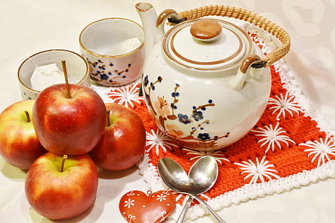 Trei, pui de mere, lângă, alb, floral, ceainic, cupe, reper, ceașcă, oală, măr, băutură, masa, alimente, Fierbinte, delicios, dulce, bautura fierbinte, sistem imunitar, împiedica, iarnă, rece, încălzire, sănătos, nutriție, beneficiu de la, a hrani, mic dejun, desert, fruct, mancare si bautura, mâncat sănătos, prospeţime, gustare, în interior, bunăstare, nici o persoana, natură moartă, mere - fructe, a închide, Crăciun, roșu, celebrare, halbă, model, faianță, tavă, 5K, CC0, domeniu public, fără drepturi de autor