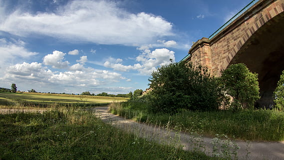 wolken, veld-, brug, landschap, zomerlucht, korenveld, fabriek, architectuur, hemel, gras, wolk - lucht, natuur, ingebouwde structuur, milieu, buitenkant van het gebouw, gebouw, land-, landelijke scène, schoonheid in de natuur, scenics - natuur, blauw, huis, niet-stedelijke scène, geen mensen, buitenshuis, 5K, CC0, publiek domein, royaltyvrij
