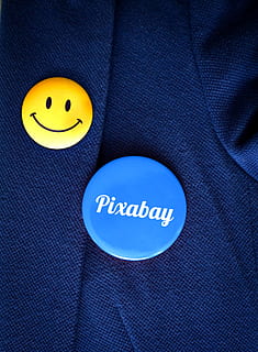 gul, blå, stifter, tekstil, knap, badges, skrifttype, smiley, pixabay, tak skal du have, pin, revers, dragt, tøj, reklame, godt humør, hyldest, bogstaver, om, farverig, farve, deco, tæt, baggrunde, tekst, meddelelse, glad, lykke, indendørs, vestlige script, tæt på, smilende, ingen mennesker, antropomorfe smiley ansigt, afslappet tøj, repræsentation, mærke, stilleben, studio skud, teknologi, høj vinkel visning, jeans, blå baggrund, 2K, CC0, offentligt domæne, royaltyfrie