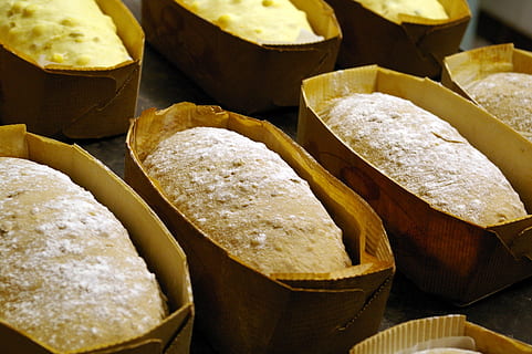 Laib viel, Bäckerei, Brot, Handwerker, Essen und Trinken, Lebensmittel, Frische, Variation, Wahl, Gruppe von Objekten, keine Leute, drinnen, gesundes Essen, große gruppe von gegenständen, Stillleben, Verkauf, gebacken, Wohlbefinden, Markt, Nahansicht, Container, in einer Reihe, Snack, französisches Essen, 2K, CC0, gemeinfrei, lizenzfrei