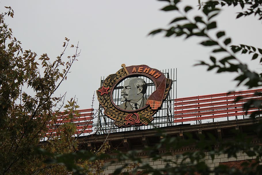lenin, treballar, pot, roda de ferris, dia, cap gent, arbre, a l'aire lliure, cel, rellotge, temps, arquitectura, planta, estructura construïda, vista d’angle baix, naturalesa, Torre del Rellotge, exterior de l'edifici, Minuta, branca, precisió, cel clar, hora de la mà, rellotge de paret, 5K