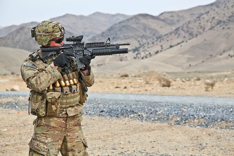 militar, home, celebració, rifle, obert, camp, exèrcit, arma, bales, projectil, guerra, perillós, afganistan, metralladora, pistola, tiroteig, cartutx, baralla de camuflatge, camuflatge, baralla, vestit de camuflatge, vestit, combat, soldat, forces Armades, uniforme, EUA, marines, especial, infanteria, punteria, govern, adult, soldat de l'exèrcit, terra, disparar una arma, una persona, disparar objectiu, roba de camuflatge, dia, roba, desert, forces especials, 5K