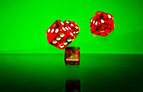 quattro dadi rossi, cubo, rosso, autunno, casuale, numero fortunato, giocare, dado fortunato, punti, gioco di poker, fortuna, velocità istantanea, tavolo cubo, casinò, profitto, game Cube, numeri degli occhi, verde, dado, gioco d'azzardo, colore verde, girato in studio, cultura artistica e intrattenimento, sfondo colorato, giochi di svago, sfondo verde, rilassamento, nessuno, in casa, attività di svago, opportunità, successo, avvicinamento, cibo e bevande, paio, vita notturna, 2K, CC0, dominio pubblico, privo di copyright