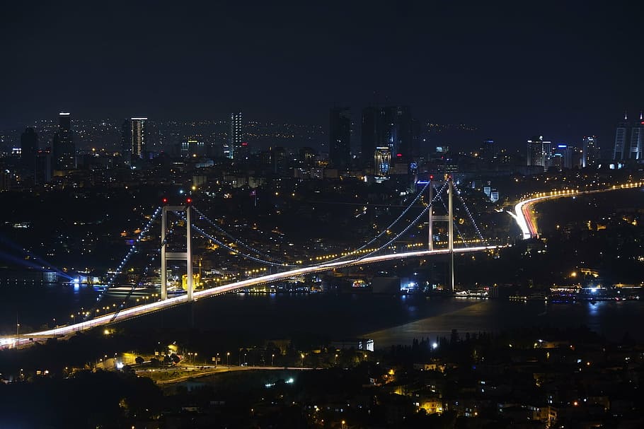fotografia de lapse de temps, cotxes, pont, nit, ciutat, il·luminació, fotografia, arquitectura, edifici, infraestructura, fosc, llums, urbà, gratacels, torre, horitzó, il·luminat, cap gent, vida de ciutat, paisatge urbà, a l'aire lliure, estructura construïda, exterior de l'edifici, transport, connexió, exterior d’edifici d’oficines, pont - estructura feta per l'home, destinacions de viatge, cel, naturalesa, exposició llarga, sender lleuger, modern, districte financer, 1080P