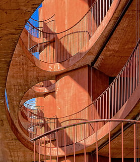 edificio marrón pintado, edificio, estructura, arquitectura, rieles, naranja, líneas, curvas, estructura construida, escalera, barandilla, escalones y escaleras, espiral, escalera de caracol, nadie, material de madera, día, vista de ángulo bajo, adentro, marrón, modelo, luz del sol, naturaleza, metal, 720P, CC0, dominio público, libre de derechos