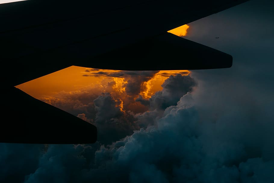 Silhouette des Jets, Silhouette, Flugzeugflügel, Wolken, Wolke, Ebene, Flugzeug, Himmel, Sonnenuntergang, Regen, Zorn, Natur, Sturm, Luftfahrzeug, wolke - himmel, keine Leute, Luftaufnahme, Rauch - physische Struktur, fliegend, Transport, draußen, Kommunikation, Zeichen, orange Farbe, Nacht-, Schönheit in der Natur, Transportmittel, Umweltprobleme, Verschmutzung, Luft-und Raumfahrtindustrie, Kraft in der Natur, 5K
