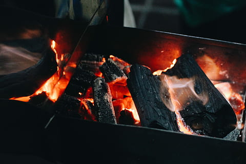 carboncini bruciati, Senza titolo, fuoco, fiamma, ardente, ceppo, carbone, calore - temperatura, fuoco - fenomeno naturale, griglia per barbecue, barbecue, natura, cibo, nessuno, legno - materiale, avvicinamento, preparazione, legna, cibo e bevande, raggiante, all'aperto, legna da ardere, 4K, CC0, dominio pubblico, privo di copyright