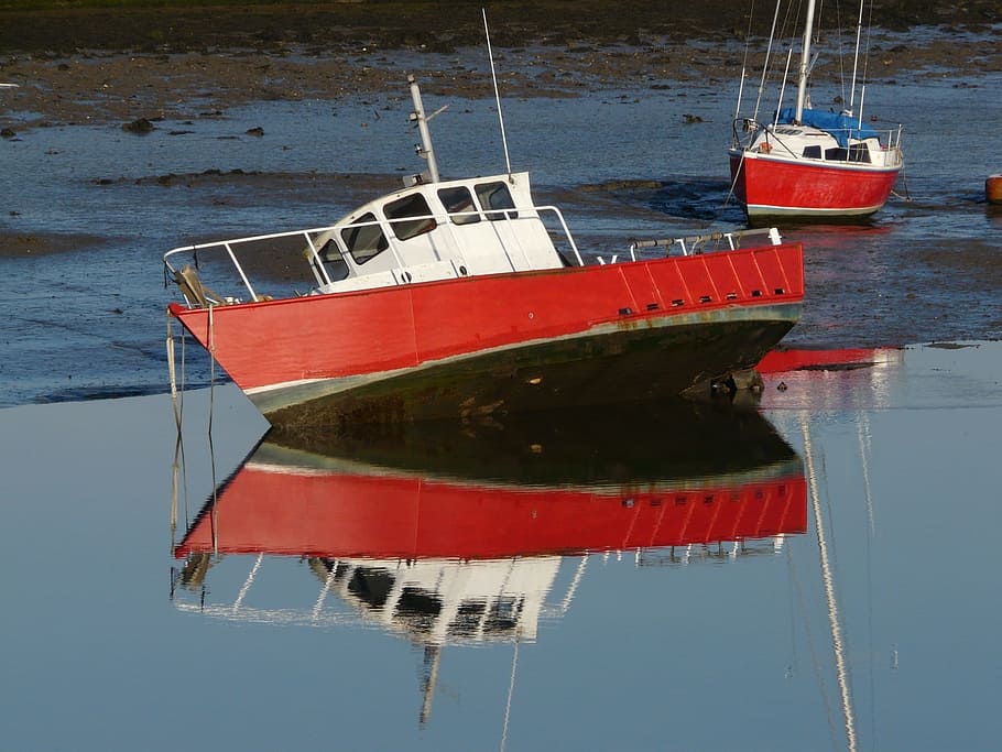 både, strandet, afspejling, lavvande, tippet, forankret, problem, rød, sejlsport, fortøjning, tom, vand, fareham creek, nautiske fartøj, transportform, transportmidler, fortøjet, ingen mennesker, reb, hav, dag, havnefronten, natur, skib, udendørs, himmel, sejlbåd, mast, fiskeindustrien, fiskebåd, 1080P
