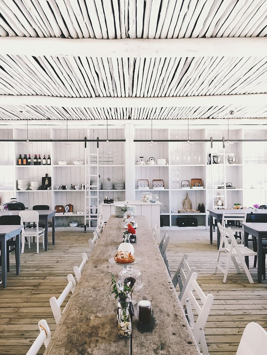 assortit, pantalla de plat, taula, cadires, rectangular, marró, fusta, restaurant, arquitectura, interior, cafè, cafeteria, blanc, llum, prestatge, viatjar, estiu, uruguay, a l'interior, dia, sostre, cap gent, estructura construïda, seient, buit, negocis, columna arquitectònica, gran grup d'objectes, Color blanc, cadira, indústria, absència, automòbil, cotxe, en fila, consumisme, 2K
