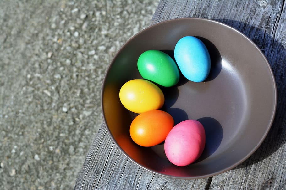 Osterferien, gemalt, Eier, Ostern, bemalte Eier, Dekoration, Ferien, Ostereier, Weihnachtsdekoration, Malerei, Ostern-Symbol, mehrfarbig, drinnen, Freizeitspiele, keine Leute, Nahansicht, Tag, Lebensmittel, Essen und Trinken, High Angle View, direkt darüber, Tabelle, Süss, Frische, Ei, Süßigkeiten, Stillleben, Süßes Essen, Variation, Osterei, ungesunde Ernährung, Genuss, Wahl, Versuchung, 4K