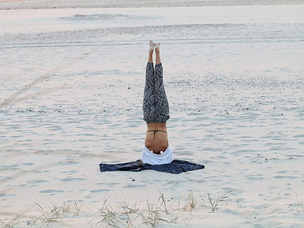 Foto, person, hovedstand, snevejr, strand, klit, Sky, sand, vind, himmel, ocean, hav, Nordsøen, Danmark, Nordfriesland, sommer, baltiske hav, sten, sandstrand, vraggods, yoga, står på hovedet, asana, meditation, bevidst, natur, ferie, vand, rigtige mennesker, udendørs, en person, livsstil, fritidsaktivitet, jord, sport, sund livsstil, dag, afslapning motion, fuld længde, velvære, udøver, Kvinder, arme hævet, menneskelige arm, 4K, CC0, offentligt domæne, royaltyfrie