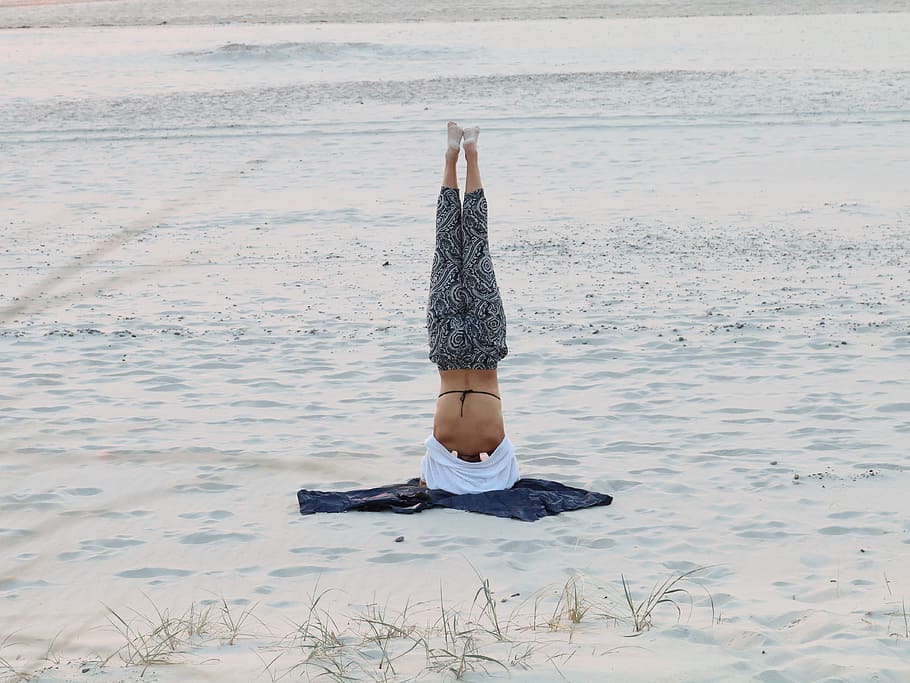 foto, persona, headstand, temps de neu, platja, duna, núvol, sorra, vent, cel, oceà, mar, Mar del nord, Dinamarca, nordfriesland, estiu, Mar Bàltic, pedres, platja de sorra, flotsam, ioga, de peu sobre el cap, asana, meditació, conscient, naturalesa, festa, aigua, persones reals, a l'aire lliure, una persona, estils de vida, activitat d'oci, terra, esport, estil de vida saludable, dia, exercici de relaxació, longitud completa, benestar, exercici, dones, braços aixecats, braç humà, 4K