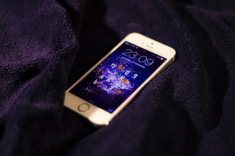 sølv iphone 5, 5s, sort, tekstil, iphone, telefon, cellulære, apparat, meddelelse, mobil, teknologi, internet, digital, Skærm, mobiltelefon, smart telefon, smartphone, touchscreen, moderne, gadget, trådløs, trådløs teknologi, bærbar informationsenhed, forbindelse, tæt på, indendørs, lilla, bærbarhed, ingen mennesker, enhed skærmen, digital tablet, ved hjælp af telefon, computer netværk, 2K, CC0, offentligt domæne, royaltyfrie