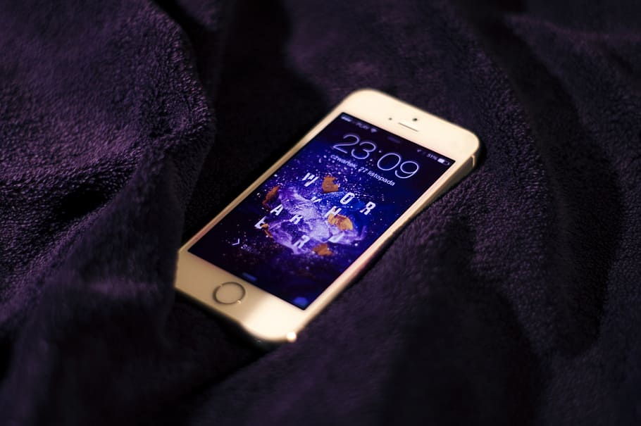 plata iPhone 5, 5s, negre, tèxtil, iphone, telèfon, cel·lular, dispositiu, comunicació, mòbil, tecnologia, Internet, digital, pantalla, telèfon intel·ligent, smartphone, pantalla tàctil, modern, gadget, sense fils, tecnologia sense fils, dispositiu d’informació portàtil, telèfon mòbil, connexió, primer pla, a l'interior, porpra, portabilitat, cap gent, pantalla del dispositiu, tauleta digital, utilitzant el telèfon, xarxa d’ordinadors, 2K