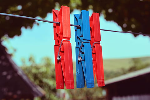 ganci, lavanderia, filo, plastica, tintura, rosso, blu, sospeso, molletta, concentrarsi sulle conoscenze acquisite, giorno, clothesline, nessuno, natura, messa a fuoco selettiva, capi di abbigliamento, all'aperto, essiccazione, avvicinamento, corda, comunicazione, religione, luce del sole, spiritualità, clip, 5K, CC0, dominio pubblico, privo di copyright