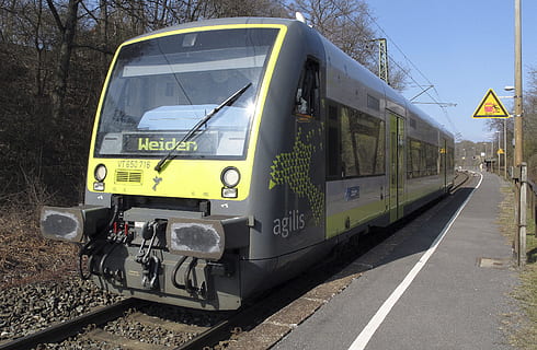 Triebfahrzeug, Triebwagen, Plattform, halt, Schienenverkehr, schien, Schienenfahrzeug, Verkehrsverbund, Zug, Eisenbahnverkehr, Bahnhof, agilis, Spur, Transportmittel, Bahngleis, Transport, Zug - Fahrzeug, Landfahrzeug, öffentliche Verkehrsmittel, Tag, Gelb, keine Leute, Natur, draußen, stationär, Kommunikation, Reise, Text, Nummer, Personenzug, 2K, CC0, gemeinfrei, lizenzfrei
