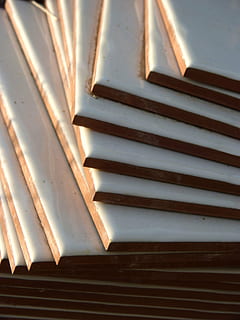lastre, piastrelle, pila, Materiale, nessuno, in casa, legno - materiale, avvicinamento, modello, fotogramma intero, Inquadratura dal basso, architettura, natura morta, Marrone, giorno, sfondi, strumento musicale, musica, Colore bianco, scala, direttamente sopra, formazione scolastica, soffitto, 4K, CC0, dominio pubblico, privo di copyright