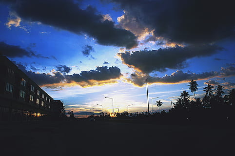 solnedgang, azurblå, Sky, aften, sol, himmel, aften, sol, silhuet, lys, billedvisning, sky - himmel, ingen mennesker, scenics, udendørs, natur, arkitektur, træ, bygning udvendig, skønhed i naturen, ro, by, bygget struktur, rolig scene, plante, gade, dramatisk himmel, scenics - natur, transportmidler, elektricitet, 4K, CC0, offentligt domæne, royaltyfrie