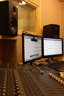 studie, lydstudie, computer, teknologi, musik, lydudstyr, lyd mixer, indendørs, lydoptagelsesudstyr, computerudstyr, meddelelse, ingen mennesker, kunstkultur og underholdning, udstyr, forbindelse, computerskærm, musikinstrument, tastatur, computer tastatur, trådløs teknologi, trykknap, elektrisk udstyr, 2K, CC0, offentligt domæne, royaltyfrie