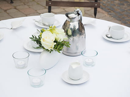 huwelijk, tafel, tafel, bedekt, bruiloft tafel, tafel, decoratie, bruiloft decoratie, aardewerk, decor, binnenshuis, bord, geen mensen, arrangement, keuken gebruiksvoorwerp, voedsel, meubilair, restaurant, kleurenbeeld, Zout schudder, zout - kruiden, peper - kruiden, eten en drinken, kruiderij, bloem, bloeiende plant, drinken, schotel, kop, fabriek, versheid, verfrissing, hoge hoekmening, witte kleur, stilleven, natuur, mok, vaas, glas, houder, theepot, kopje thee, omgeving, 4K, CC0, publiek domein, royaltyvrij