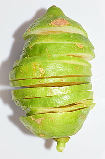 citroner, citronskiver, sur, forfriskning, gul, frugt, frisch, citrusfrugter, skære, stilleben, mad, grøn farve, mad og drikke, friskhed, studio skud, hvid baggrund, sund kost, indendørs, velvære, tæt på, ingen mennesker, enkelt objekt, skåret ud, grøntsag, stak, fokus på forgrunden, gruppe af objekter, skive, 5K, CC0, offentligt domæne, royaltyfrie