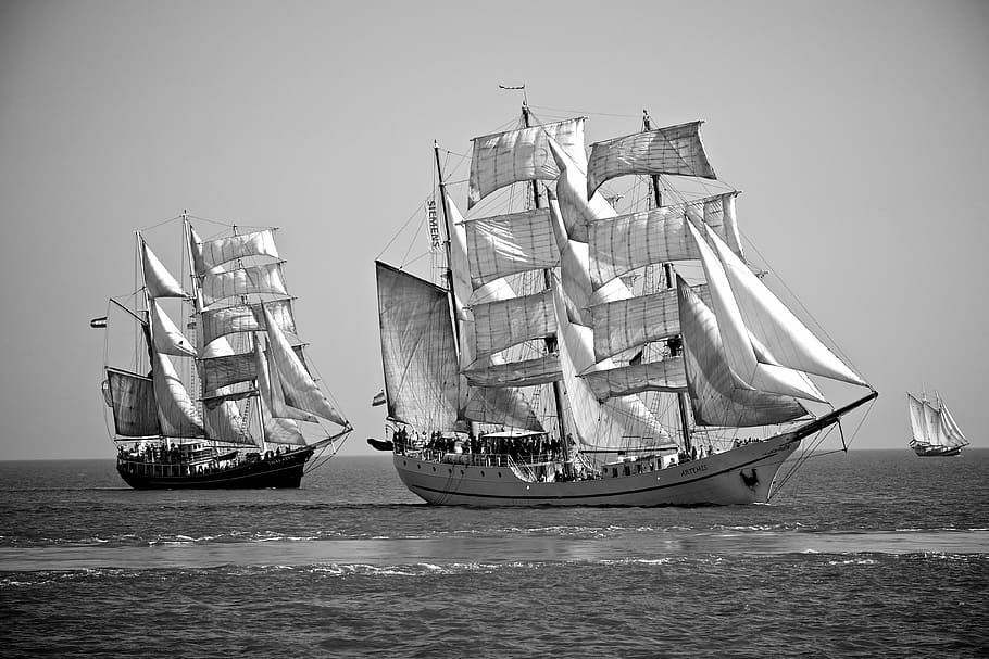 fotografia en escala de grisos, dos, vaixells de galió, mar, vaixell, artemis, windjammer, tela, vaixell nàutic, transport, manera de transport, vela, veler, aigua, vaixell alt, viatjar, naturalesa, cel, dia, a l'aire lliure, màstil, pol, el passat, cel clar, iot, 4K