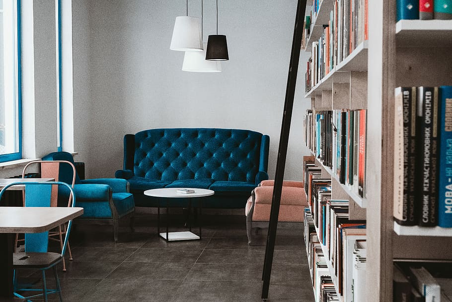 trapuntata, blu, 3 posti, Divano a 3 posti, bianca, parete, finestra, verde, divano, accanto, scaffale, libro, ufficio, biblioteca, sedia, scrivania, tavolo, interno, leggere, attività commerciale, casa, lampada, ombra, kiev, kyiv, lavoro d'ufficio, elettronico, donna, posto a sedere, mensola, formazione scolastica, in casa, mobilia, assenza, pubblicazione, apprendimento, nessuno, interno di casa, stanza domestica, grande gruppo di oggetti, vuoto, ordine, lampada elettrica, studiando, 5K