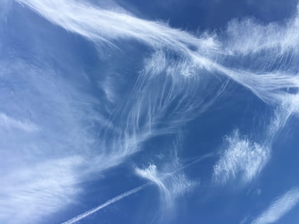 langit, awan, alam, biru, awan - langit, cuaca, latar belakang, lingkungan Hidup, angin, cloudscape, tidak ada orang, jejak uap, suasana, tampilan sudut rendah, keindahan di alam, badai, basah, scenics - alam, melengkung, ringan, di luar rumah, meteorologi, iklim, polusi udara, polusi, 4K, CC0, domain publik, bebas royalti