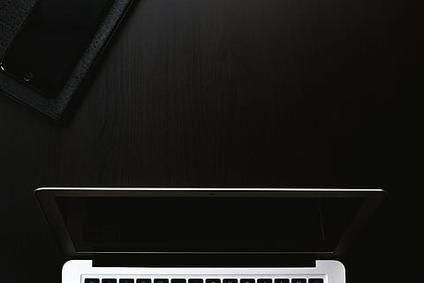 iphone, téléphone intelligent, foncé, portable, appareils Apple, ordinateur, contemporain, électronique, vide, à l'intérieur, design d'intérieur, luxe, macbook, téléphone portable, La technologie, culture artistique et divertissement, piano, la musique, instrument de musique, équipement musical, personne, espace de copie, grand piano, couleur noire, scène - espace de performance, bois - matériau, absence, siège, instrument à clavier, étape, vue grand angle, fond noir, clavier, touche de piano, 4K, CC0, domaine public, libre de droits