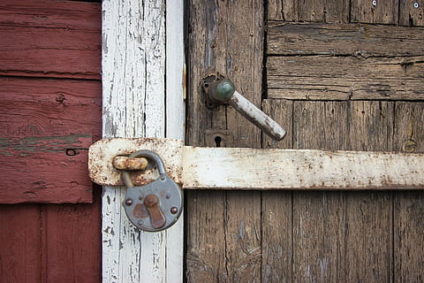 bloqueig, porta, pestell, material de fusta, entrada, vell, tancat, cadenat, seguretat, forat de claus, protecció, metall, cap gent, primer pla, dia, gestionar, a l'aire lliure, resistent, textura, perilla, deteriorament, 1080P, CC0, domini públic, lliure de regalies