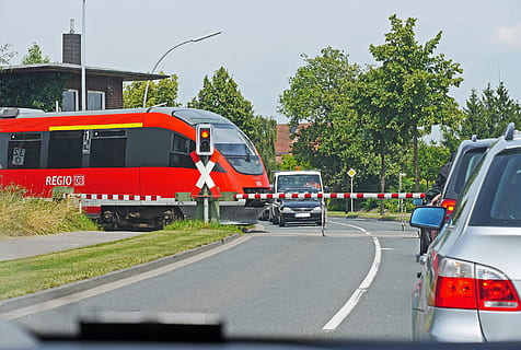 automatyczny, pociąg, priorytet, system transportowy, Droga, ruch drogowy, bariera, przejazd kolejowy, dom dozorcy kolei, ulica federalna, pociąg regionalny, wagon diesel, br643, br 643, poziom, węzeł, szyna, tranzyt, czerwone światło, transport, środek transportu, pojazd lądowy, pojazd silnikowy, samochód ciężarowy, znak, drzewo, czerwony, samochód, ulica, Miasto, roślina, Natura, Autostrada, komercyjny pojazd lądowy, podróżować, półciężarówka, dzień, na dworze, wielopasmowa autostrada, 1080P, CC0, domena publiczna, darmowe zdjęcia