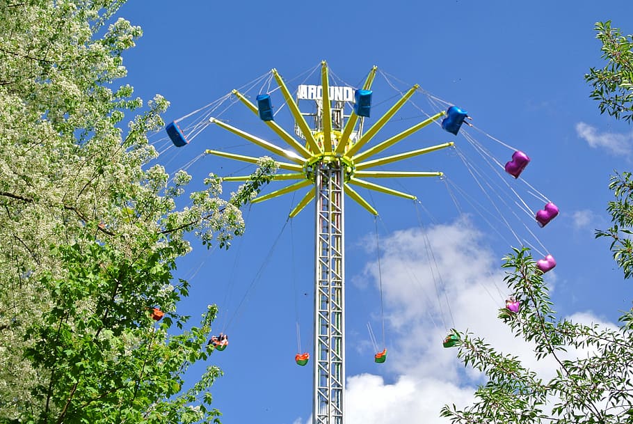 passeig, alt, diversió, parc, festa, a l'aire lliure, vacances, oci, Fira, tema, entreteniment, carnaval, felicitat, recinte firal, jove, velocitat, moviment, gaudeix, joventut, estil de vida, colorit, balanceig, volant, gent, Parc d'atraccions, cultura i entreteniment artístic, vista d’angle baix, passeig pel parc d’atraccions, blau, arbre, cel, naturalesa, dia, planta, cap gent, passeig de cadena, cel clar, girant, alta - alta, 4K