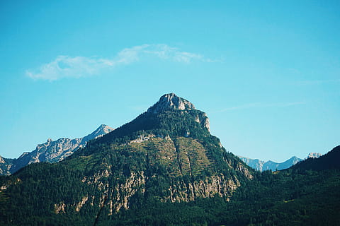 muntanya, cobert, arbres, plantes, alt, blanc, núvol, blau, cels, vista de la muntanya, muntanyes, cel, bosc, elevació natural, pic, naturalesa, paisatge, escenics, a l'aire lliure, cim de muntanya, Serra, estiu, Alps europeus, cap gent, color verd, arbre, dia, escenics - natura, bellesa a la natura, escena tranquil·la, terra, planta, tranquil·litat, medi ambient, núvol - cel, destinacions de viatge, escena no urbana, 4K, CC0, domini públic, lliure de regalies