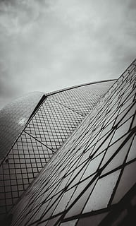 nízký, úhlové fotografování, budova, zataženo, nebe, fotografie ve stupních šedi, architektura, struktura, vzor, abstraktní, stavba, mrak - nebe, nízký úhel pohledu, exteriér budovy, Příroda, nikdo, den, plot, kov, město, venku, moderní, bariéra, kancelář, vysoká - vysoká, bezpečnostní, kancelářská budova exteriér, mrakodrap, 2K, CC0, veřejná doména, bez autorských práv