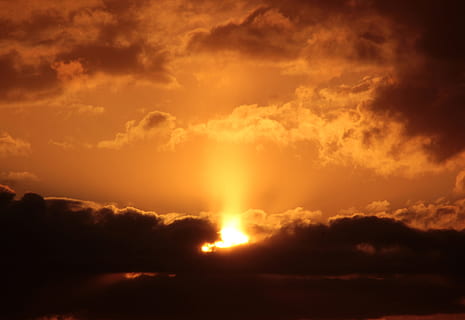 Sonnenuntergang, Sonne, dunkle Wolken, Wolken, untergehende Sonne, abendstimmung, Abendhimmel, Romantik, wolke - himmel, Hitze - Temperatur, Natur, szenen, Silhouette, Himmel, Sonnenlicht, Szenen - Natur, Sonnenstrahl, Schönheit in der Natur, Dramatischer Himmel, keine Leute, Umgebung, Ruhe, dunkel, orange Farbe, Sturm, draußen, Wolkengebilde, ruhige Szene, hell, hell erleuchtet, 4K, CC0, gemeinfrei, lizenzfrei