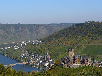 cochem, Mosel, Sachsen, Schloss, reichsburg cochem, Höhe Burg, kaiserliche Burg, Gebäude, Mittelalter, Turm, imposant, die Architektur, Häuser, Stadt, Fluss, Weinberge, Gemeinde, Sehenswürdigkeiten, Freizeit, Mehr, Reise, Touristenattraktion, Brücke, Deutschland, Ausblick, Vision, Landschaft, Landwirtschaft, Berg, Haus, Feld, draußen, gebaute Struktur, Natur, Gebäudehülle, Himmel, Pflanze, Wasser, Tag, Umgebung, Reiseziele, Geschichte, Gebirge, High Angle View, Szenen - Natur, keine Leute, Religion, 2K, CC0, gemeinfrei, lizenzfrei