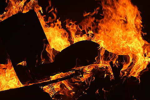 Feuer, Hintergrund, Flamme, schwarz, heiß, lodernd, Inferno, brennen, Hitze, Risiko, das feurige, Hölle, Textur, Element, Kamin, entzünden, brennbar, Orange, Detail, isoliert, lodern, Licht, Energie, Blitz, Leidenschaft, rot, Gelb, Grill, gefährlich, wunderschönen, Verbrennung, Feuer - natürliches Phänomen, Hitze - Temperatur, Nacht-, Holz, Natur, Holz - Material, orange Farbe, glühend, Nahansicht, Kommunikation, Zeichen, keine Leute, Camping, Bewegung, Warnschild, Lagerfeuer, hell erleuchtet, 5K