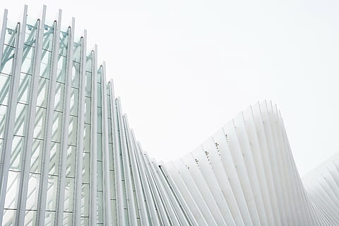 Weiß, Vorhangfassade, die Architektur, Gebäude, Infrastruktur, Struktur, Einrichtung, Design, Kunst, Wolkenkratzer, Stadt, Tag, modern, draußen, keine Leute, Gebäudehülle, Himmel, Geschäft, gebaute Struktur, Bürogebäude außen, Büro, Flachwinkelansicht, Muster, Natur, Baugewerbe, futuristisch, Turm, abstrakt, stehlen, Legierung, 5K, CC0, gemeinfrei, lizenzfrei