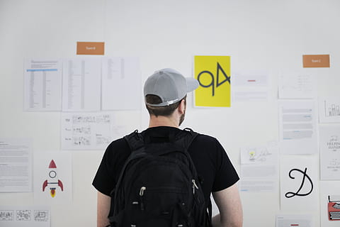 man, person, kreativ, ser, begrepp, kreativitet, idéer, inomhus, papper, tänkande, ha på sig, whiteboard, bakåtsikt, en person, ockupation, män, arbetssätt, stående, notera, text, riktiga människor, Kläder, företag, keps, vuxen, hatt, klistermärke, från midjan och uppåt, kommunikation, ansvar, enhetlig, 4K, CC0, offentligt domän, royaltyfria