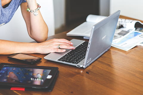 wanita, duduk, menggunakan, laptop acer, meja, teknologi, laptop, keyboard, komputer, netbook, acer, gadis, bisnis, mengetik, kerja, ruang kerja, smartphone, telepon selular, tablet, alat, perangkat, tangan, teknologi nirkabel, satu orang, komunikasi, koneksi, menggunakan laptop, dewasa, tangan manusia, perempuan, dalam ruangan, orang sungguhan, bagian tubuh manusia, gaya hidup, mebel, menjelajahi internet, 5K, CC0, domain publik, bebas royalti