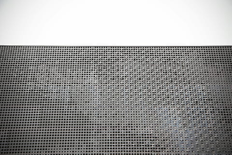 pantalla grisa, metàl·lic, plata, edifici, paret, metall, textura, fons, patró, gris, industrial, resum, malla, quadrícula, material, teló de fons, acer, forat, embolic de cables, cap gent, cable, còpia espai, aliatge, modern, alumini, graella, reixa metàl·lica, ferro - metall, forma, color plata, efecte texturat, xapa de metall, crom, indústria del metall, 2K, CC0, domini públic, lliure de regalies